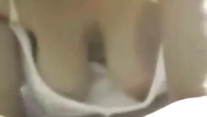 blonde en vêtements de video de sexe sous la douche détente érotiques avec des messieurs musclés