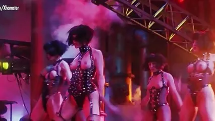 Belle beauté bas baisers de film porno dans la douche cul de crabe