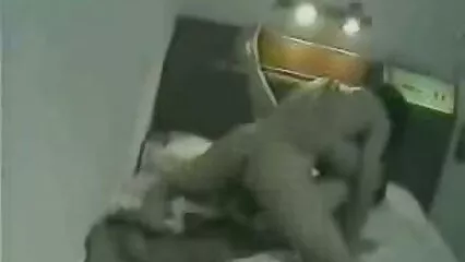 Les gars, emmenant une fille dans un hôtel de luxe, baisant porno a la douche une fille à la chatte poilue