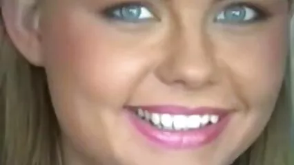 Casquette asiatique porn sous la douche aux cils serrés aux yeux d'homme
