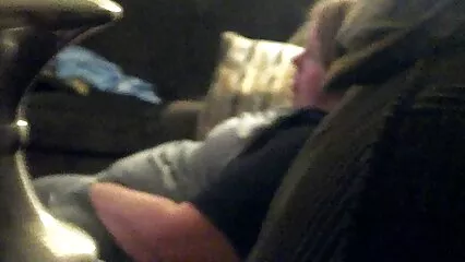 Embrasser l'athlète et la fille dans la video x sous la douche salle de gym