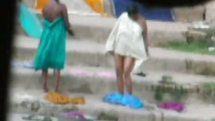 Chernavka prend une bite dure d'un mec au chapeau porno en douche