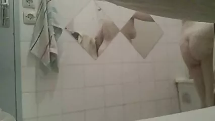 Un mec essaie de se prendre une grosse bite dans video x sous la douche le cul