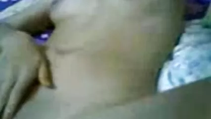 Belle video x douche brune cède à un mec arrogant dans le salon