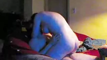 Une fille blonde passe un porn voyeur douche bon moment avec un mec noir
