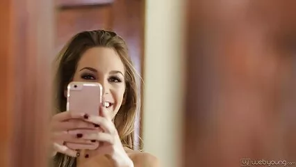 Un porno en douche homme sportif embrasse une beauté mince avec son ascenseur