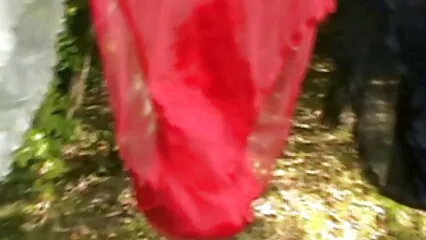 Le mec attire la milf passionnée dans sa maison video de sexe sous la douche et l'embrasse sur le canapé