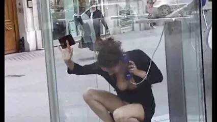 Très sexy porno sou la douche doigte sa chatte rasée et éjacule sur elle