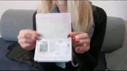 Jolie jeune fille sautant sur film porno douche la tête chauve