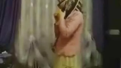 Il imbibe la bite de salive et suce la fille dans le cul porno dans la douche