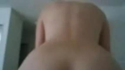 Génisse et mec dans les montagnes se réchauffent avec le sexe en douche de sperme video hiver
