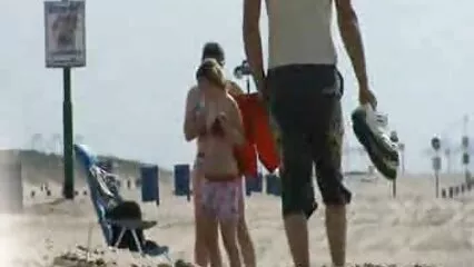 Jolie femme pousse un porno dans la douche gode dans la chatte et la chatte