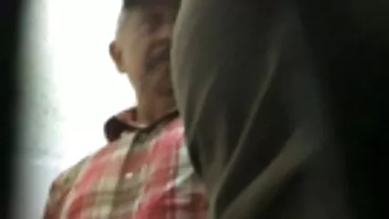 Des mecs sûrs d'eux porno sur douche se moquent de leurs fesses