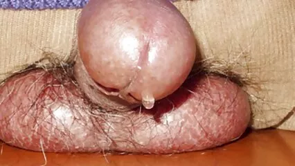 La suceuse de bite divise les trous en se retournant et éjacule sur xnxx doche elle en abondance