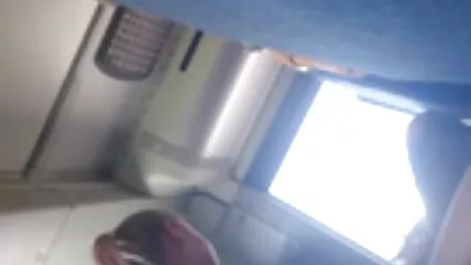 Plantureuse Asiatique sexe sous la douche video jette sa chatte poilue devant son amant