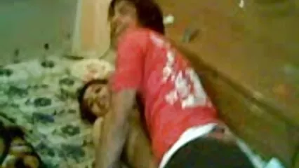 Le mec enlève les baisers et la putain de salope douche de sperme video se réveille fort