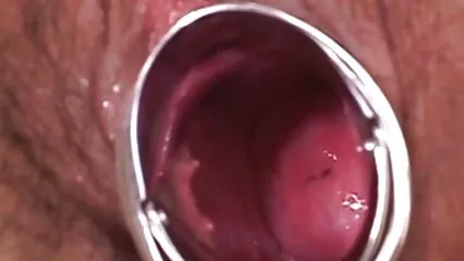 Un homme avec un sexe sous la douche video masque devant une femme japonaise