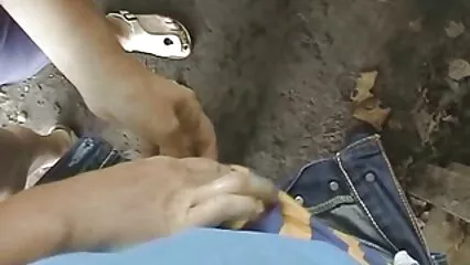 Belle-fille assise à plat docilement sur une porno en douche bite debout roulée par son beau-père