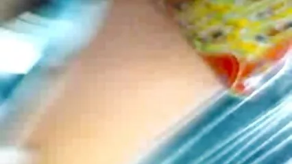 Une jeune femme video sexe douche très confiante saute sur une bite