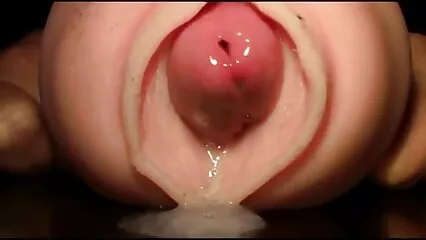 Sur le canapé d'angle s'embrassant avec une porno dans douche fille tatouée