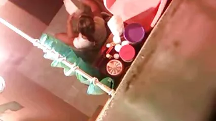 Un mec expérimenté embrasse une brune au gros cul par porn dans la douche derrière