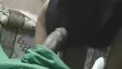 Grâce à la grande traite, le silicone peut être vu pendant les rapports xnxx doche sexuels