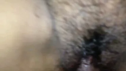 Asiatique cogne le cul d'un beau mec porno à la douche en lingerie