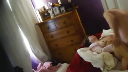 Après une sex sous douche forte excitation, doigts sur le cul de la fille