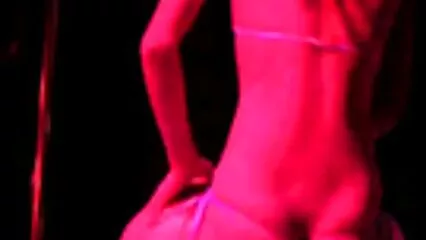 Sur votre canapé préféré, un homme embrasse une prostituée douche de foutre thaïlandaise
