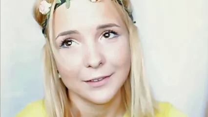 Brunette avec plaisir insère un pieu dans sa porno de douche copine