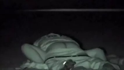 Un idiot excité baise en embrassant une belle blonde sous la douche porn sous la douche