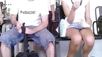 Mec complètement détendu avec video lesbienne douche une fille mince