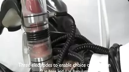 Après un film video de sexe sous la douche porno, une génisse potelée embrasse une plantureuse