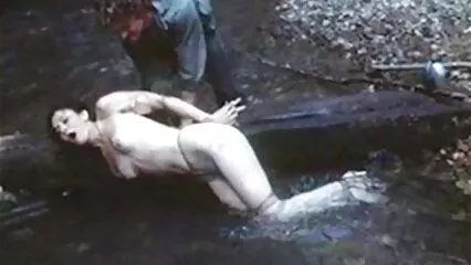 Belles rebondissements sur une bite noire dans un chapeau video sexe douche