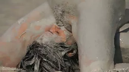 Une brune pulpeuse profite de sa chatte vibromasseuse video sexe sous la douche et de son phallus