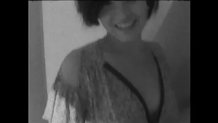 la jeune proshmanovka battue agit pornodouche assise sur un membre en caoutchouc