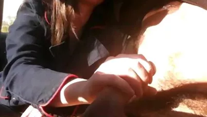 Un homme embrasse la femme d'un porno pommeau de douche autre homme et lui pulvérise le visage
