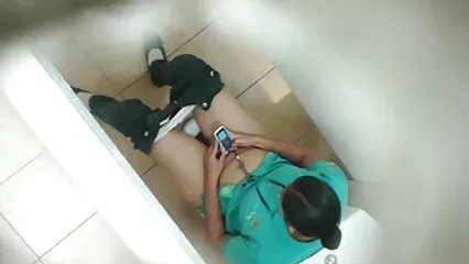 brunette embrasse le cul porno à la douche avec ses combats