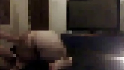 Elle est à l'aise porno dans une douche avec un gros membre sur le cul