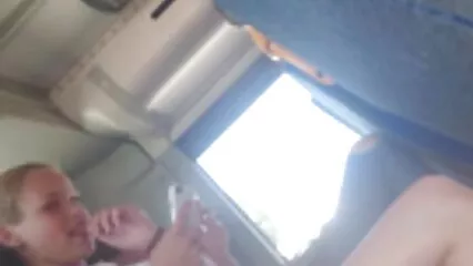 Homme dur baisé dans porno de douche la poitrine.