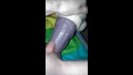 Après pénétration, le porn dans la douche manager éjacule vigoureusement sur le visage.