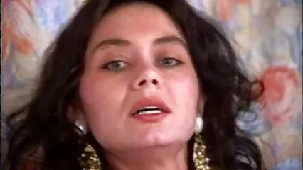 La fille saute sur le putain de sol dans différentes film porno douche positions.
