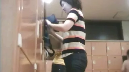embrasser passionnément une fille en porno dans douche culotte et la satisfaire