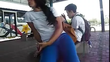Une bite ivre va dans porno la douche le cul d'une belle bête