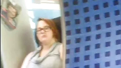 Après le travail, une blonde molle s'embrasse au bureau tukif dans la douche