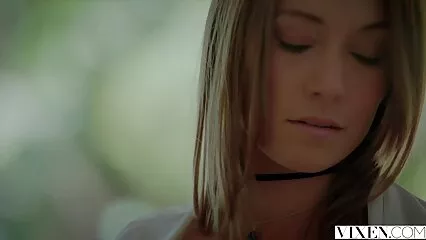 Fille chinoise sexy avec de petits seins porno la douche le prend dans la chatte