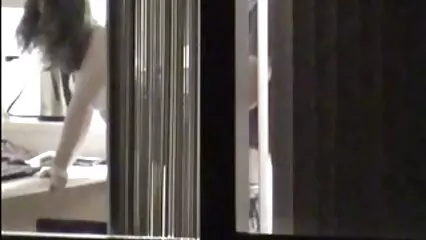 Fille plantureuse se masturbe porn sous la douche activement