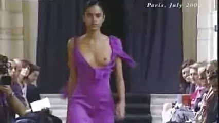 Le jeune prince brûle une prostituée chère au bureau porno dans la douche