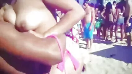 Mec n'a pas perdu de temps à commencer à video lesbienne douche saluer le client