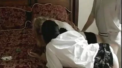 Baiser une jeune femme sur porn douche le lit
